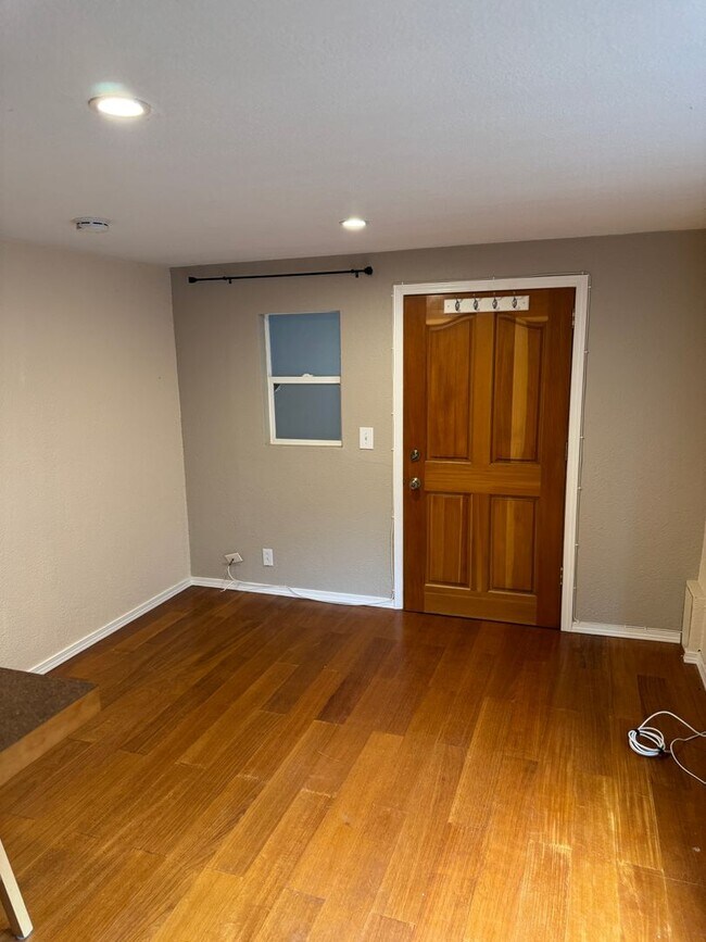 Building Photo - 1bd/1ba Seattle Home