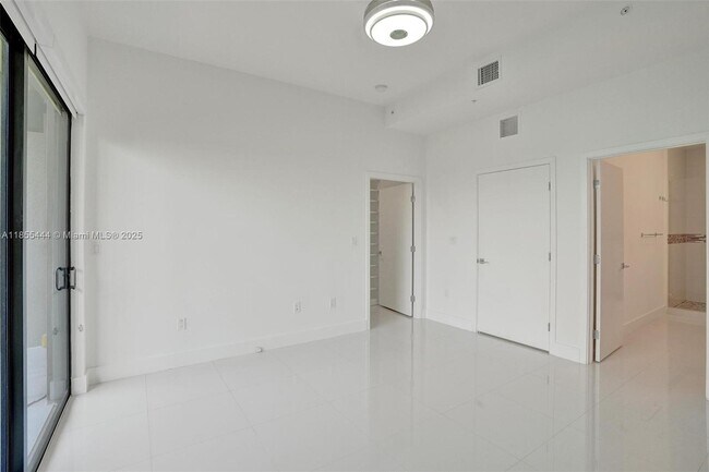 Building Photo - 516 SE 1st Cir