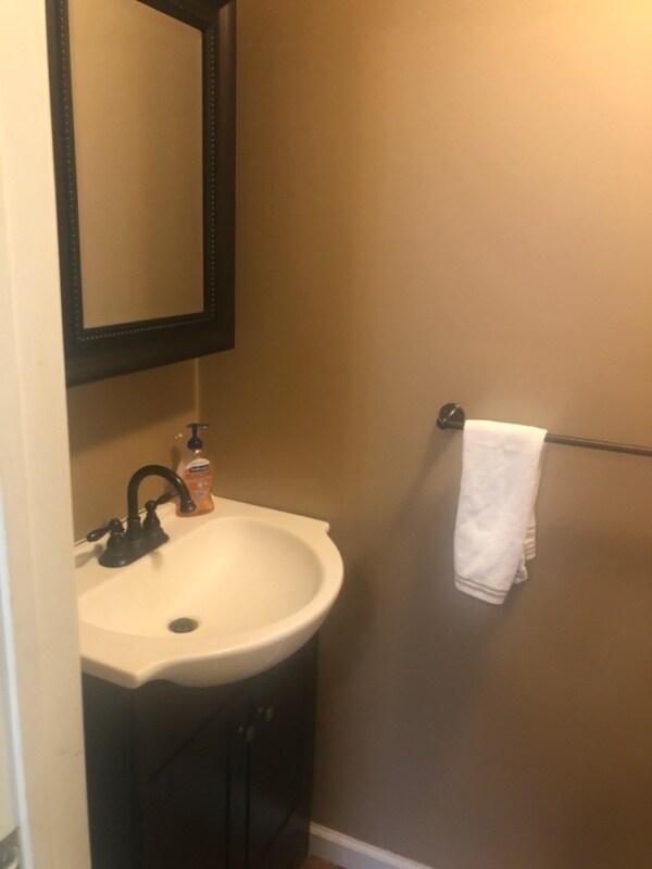 Building Photo - 470 Meadow Ln