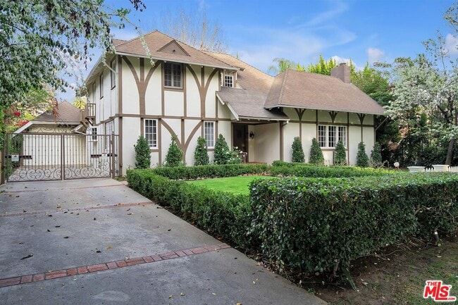 Primary Photo - 618 N Rodeo Dr