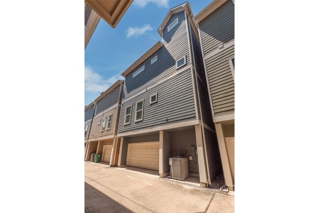 Building Photo - 212 W 6th St