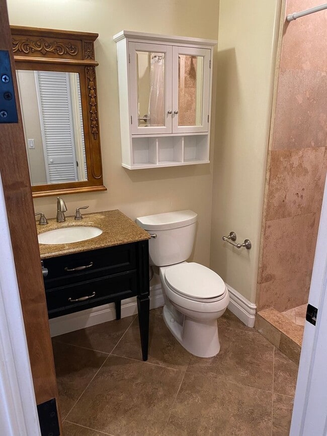 Building Photo - Charming 1 Bed / 1 Bath Duplex Close To Ca...