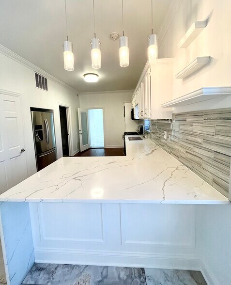 Building Photo - 6712 N Clark St