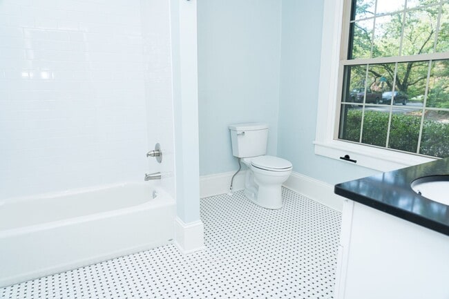 Building Photo - Large 4 Bedroom Home On Oakhurst Circle