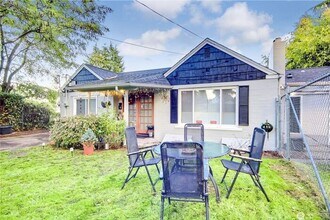Building Photo - Spacious and privtae duplex in Tacoma