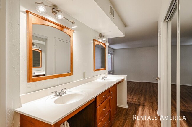 Building Photo - 4824 N Woodmere Fairway