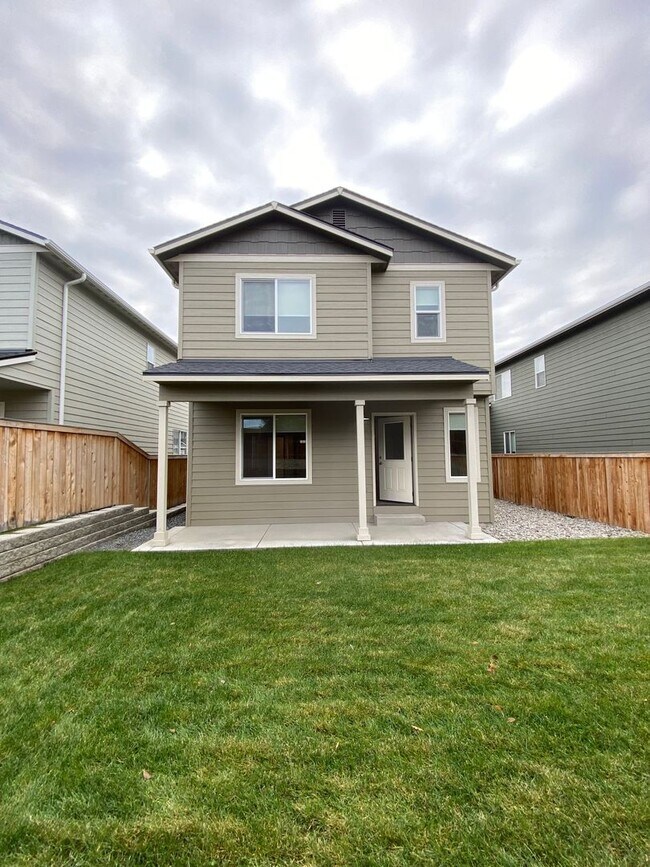 Building Photo - Beautiful 3 Bedroom 2.5  Bathroom Townhome w/ 2-car Garage - in the Eastmont School District!