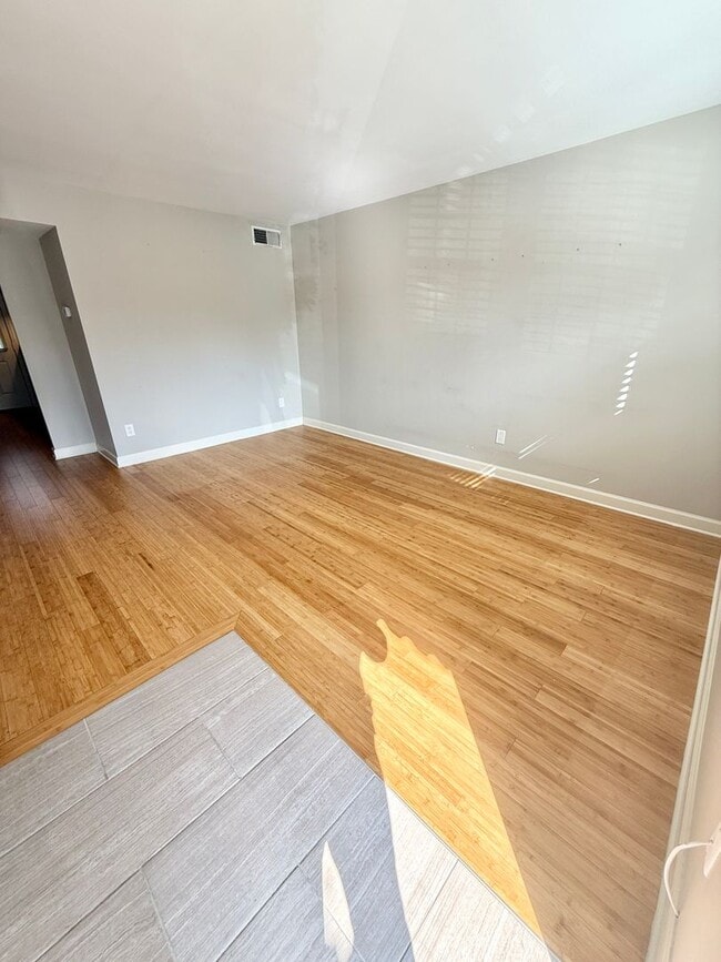 Building Photo - 2 Bedroom Hermitage condo only $1600!  Ava...