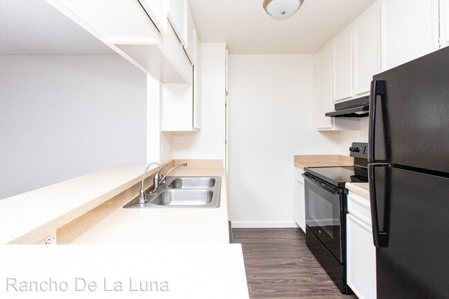 Building Photo - 478 Van Houten Ave