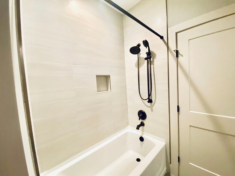 Private Bathroom - 527 Longfellow St NW