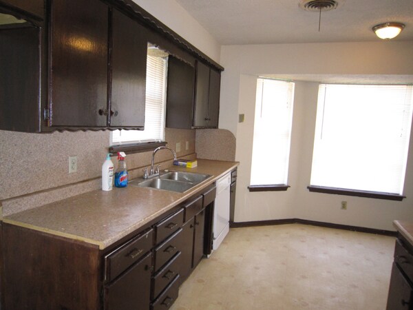 Building Photo - 4910 Fox Ct