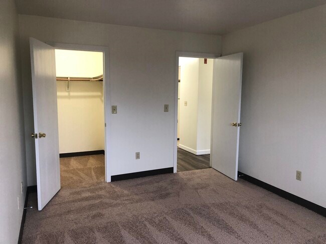 Building Photo - 383 Huse Rd