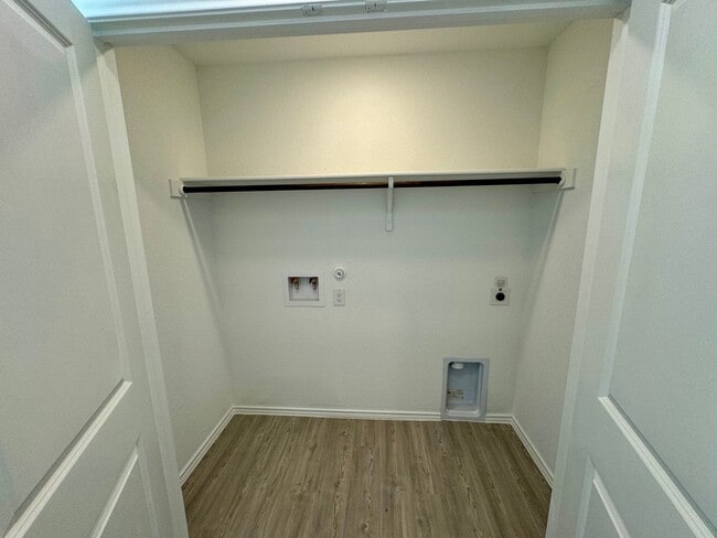 Building Photo - Modern 4-Bedroom Home with Community Pool ...