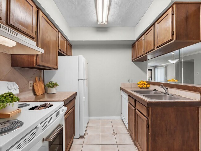 Building Photo - 17401 Red Oak Dr