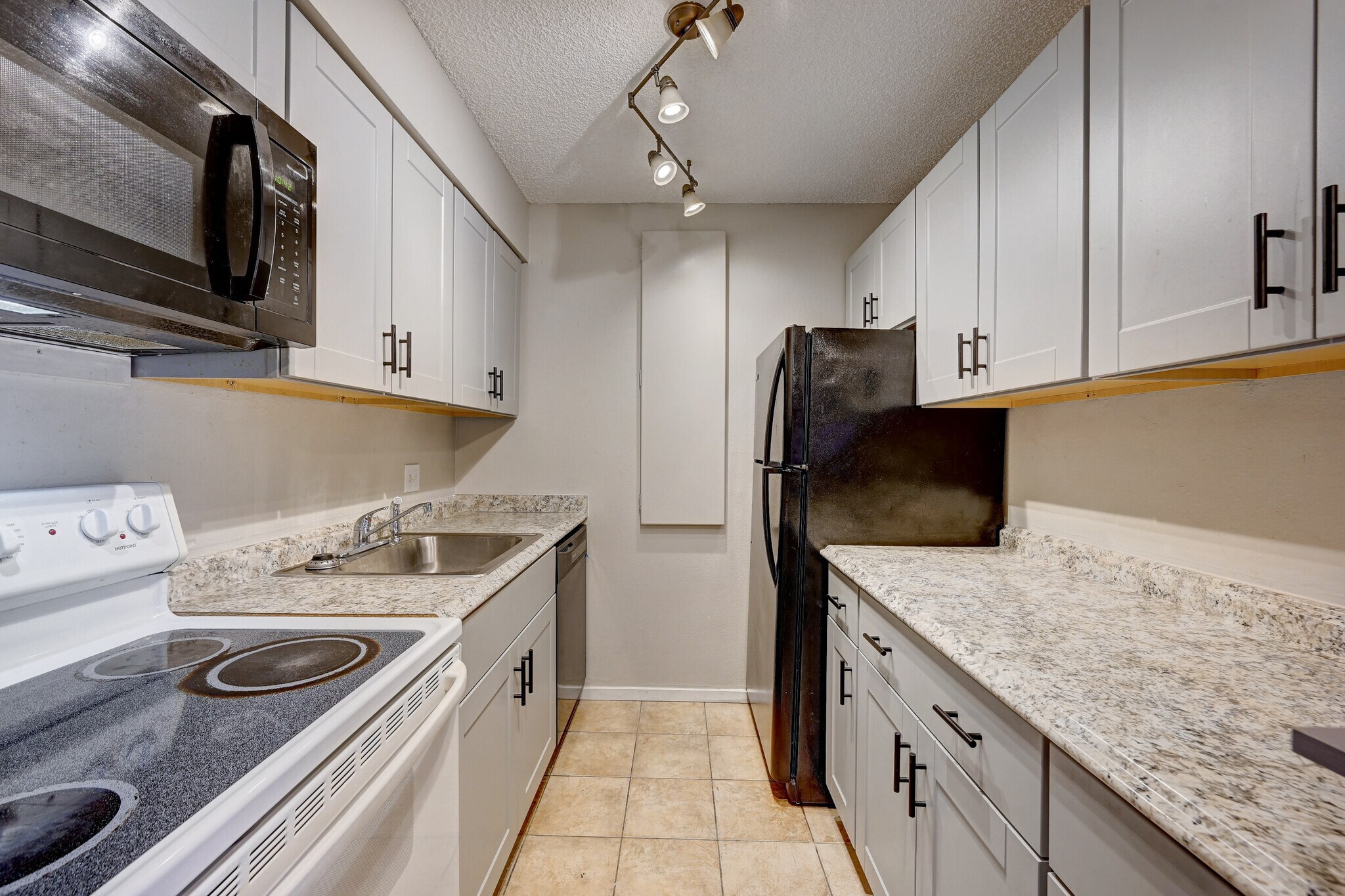 Building Photo - 5770 E Warren Ave