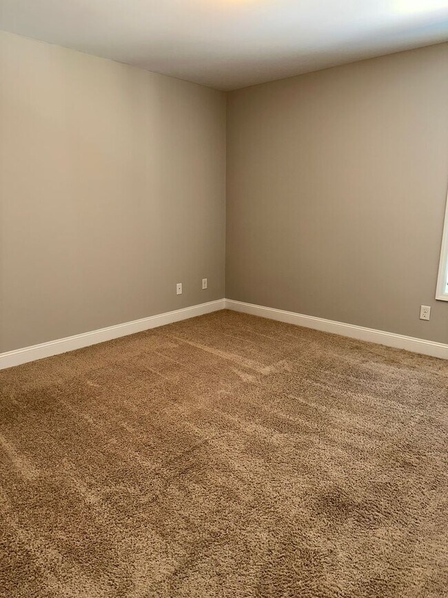 Building Photo - Large family home with fenced back yard in...