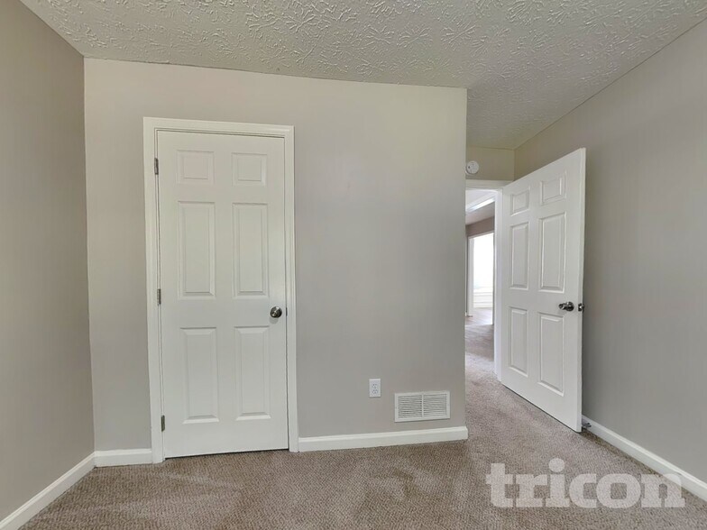 Building Photo - 714 Manor Ridge Dr