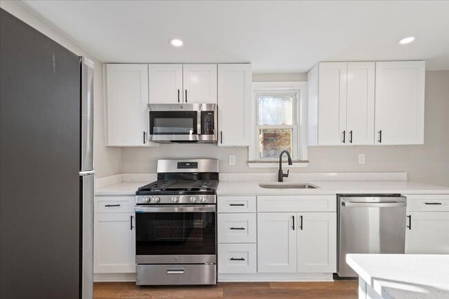 Building Photo - 3 Bedroom, 1 Bathroom Rental in Avalon