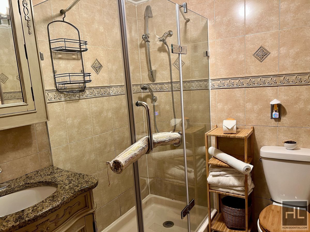 Building Photo - 1BR 1BA Private Garden Level Floor Through...