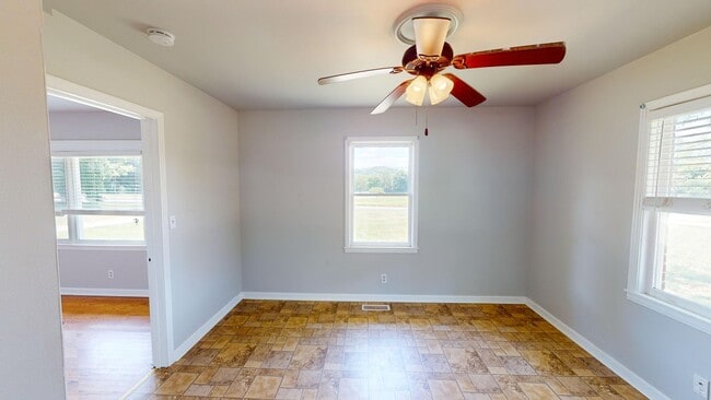 Building Photo - Charming farmhouse in Franklin, TN!