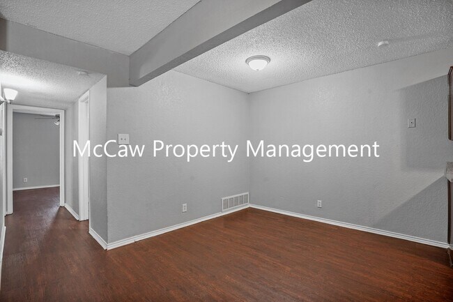 Building Photo - Spacious and Sparkling 2/1 Duplex in Fort ...