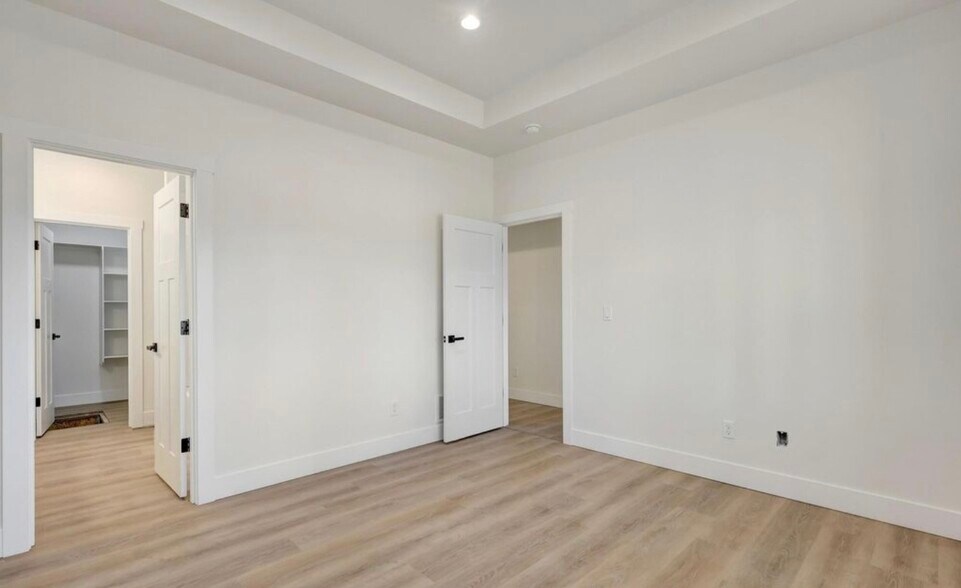 Building Photo - 2631 N Prospect Dr