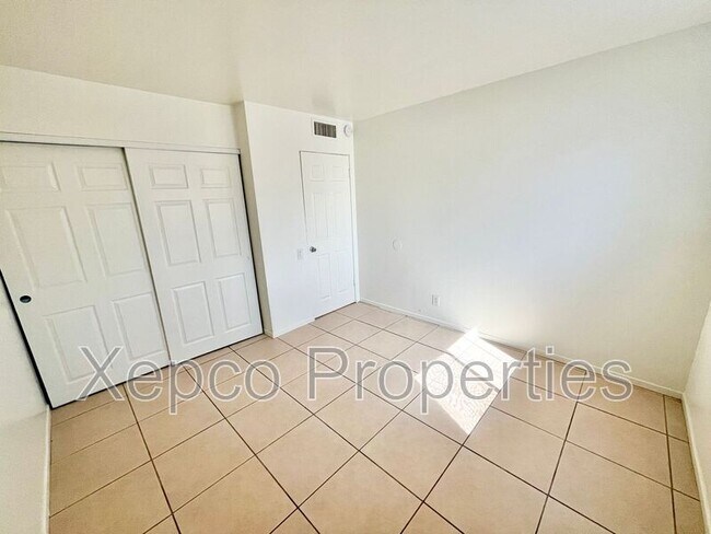 Building Photo - 585 E Cottonwood Rd