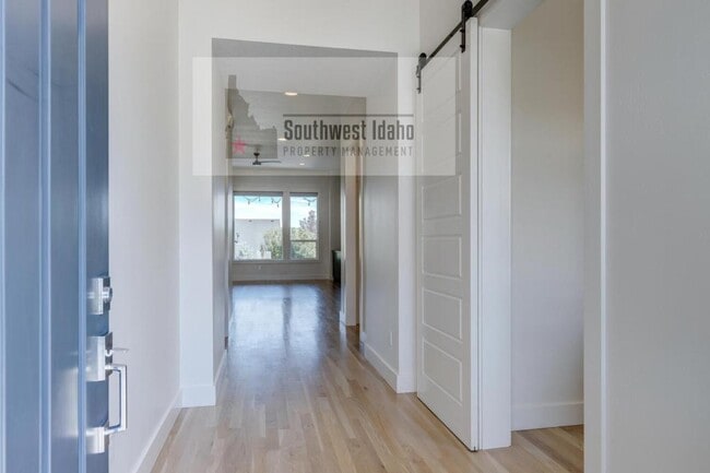 Building Photo - 476 W Buroak Dr