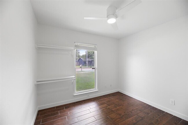 Building Photo - 2518 Carlow Dr