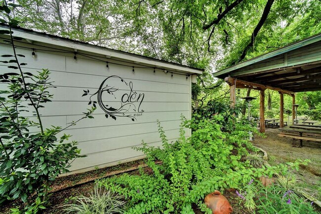 Building Photo - 910 Bret Ln