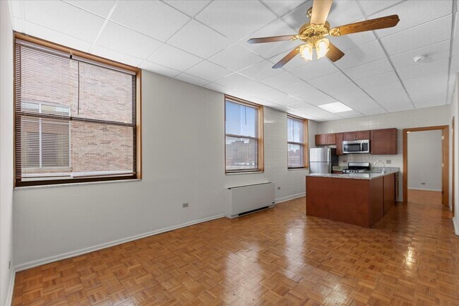 Building Photo - 620 W Belmont Ave