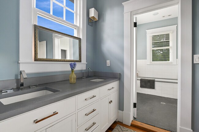 Building Photo - 635 Bonaventure Ave NE