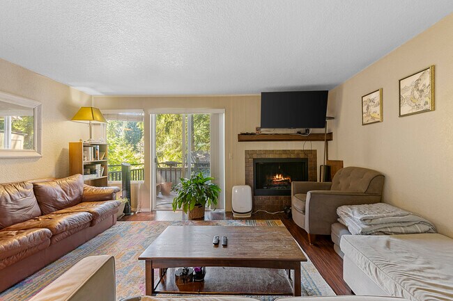 Building Photo - 1414 NE 151st St