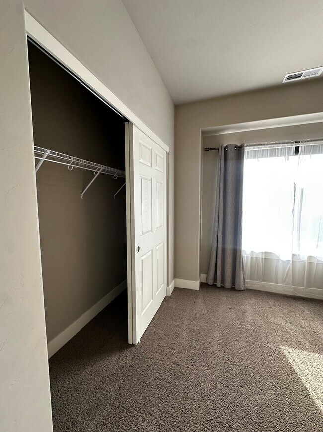 Building Photo - Beautiful Stone Creek Home | Open Layout, RV Parking & Private Pool Access