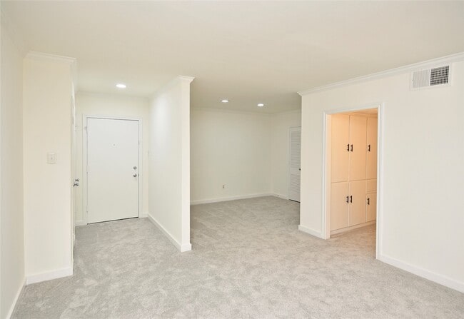 Building Photo - 2600 Bellefontaine