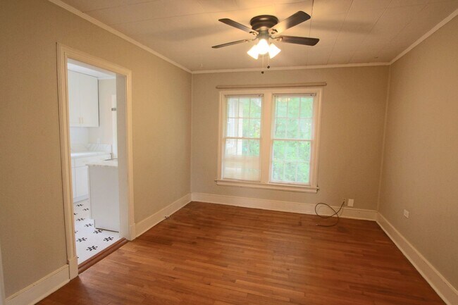 Building Photo - 130/130 1/2 Rowland Pl