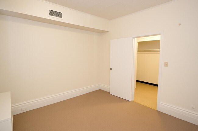Building Photo - 44 Gifford Ave