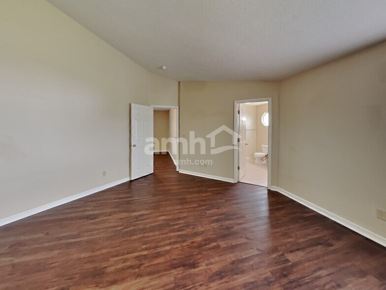 Building Photo - 529 Austrian Way