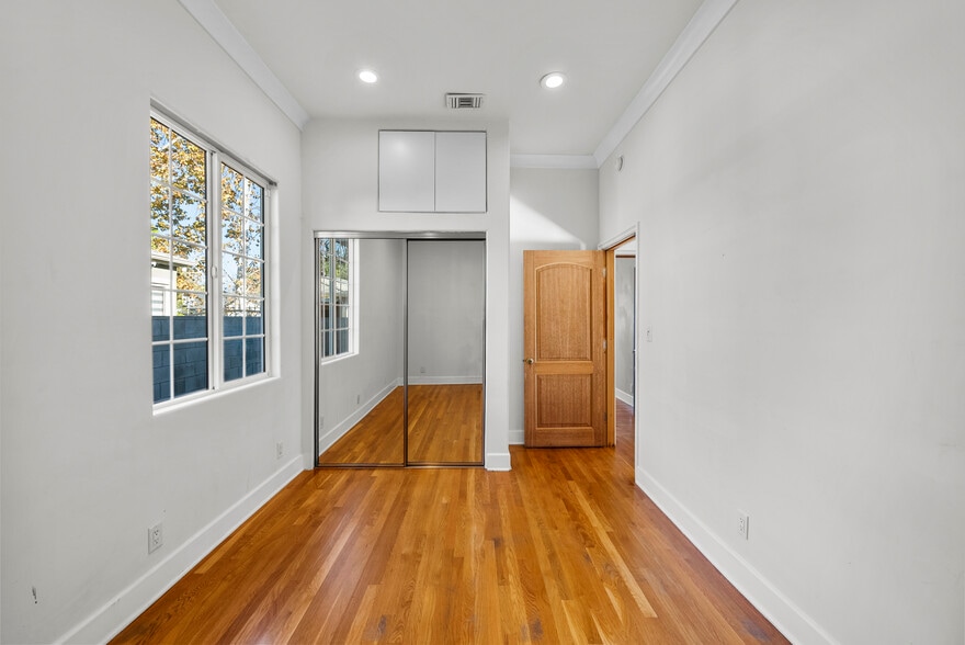 Building Photo - 6223 Simpson Ave