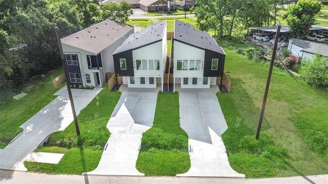 Building Photo - 932 South Ln