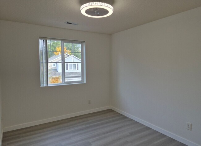 Building Photo - 3 bedroom - Move In Ready !!