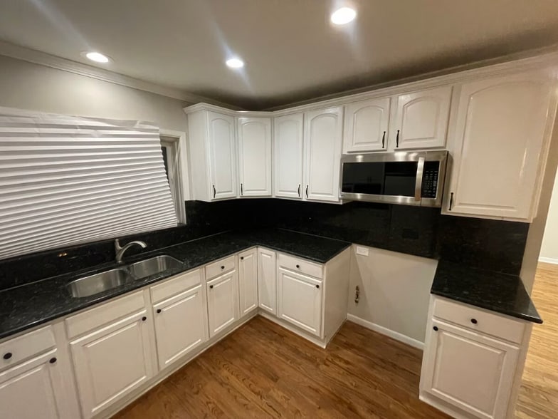 Building Photo - 733 Campbell Ave