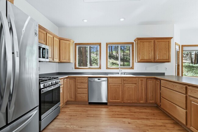 Building Photo - 3 bed 3.5 bath Home in Perry Park!