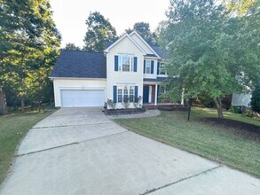 Building Photo - The Oaks on Lake Carolina