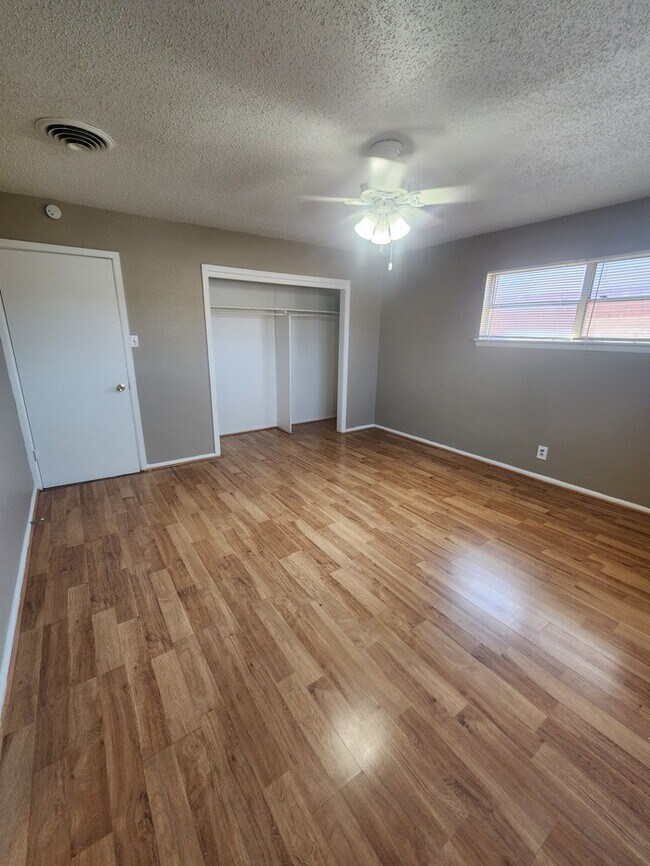 Building Photo - 3 bed 2 bath home