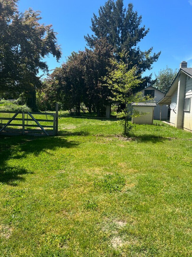 Building Photo - 3BED 1.5BATH - BONUS ROOM, LARGE YARD, WASHER/DRYER HOOKUP, DRIVEWAY PARKING