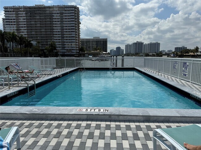 Building Photo - 1913 S Ocean Dr