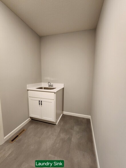 Building Photo - 10229 Goodview Cir S