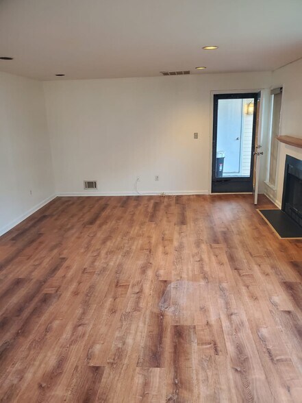 Building Photo - 551 Clubhouse Ct