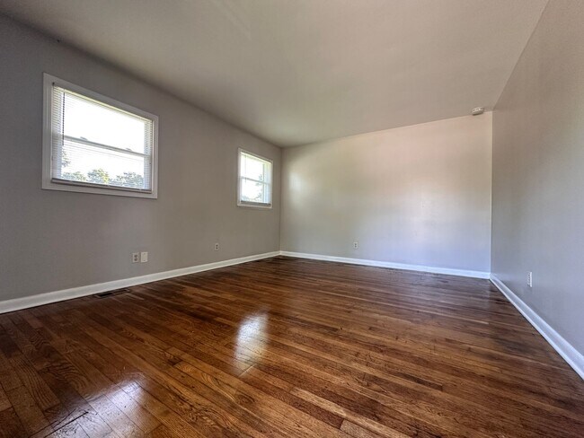 Building Photo - 170/172 Delmont Dr